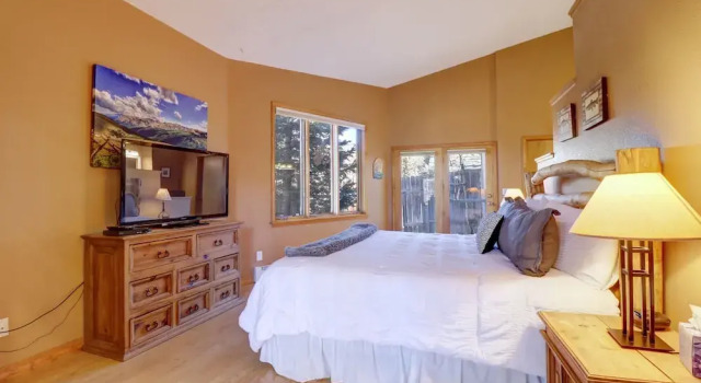 334 Willow Lake Ct. 4br W/loft 3ba 4 Bedroom Townhouse, Забронировать Дом для отпуска Отели Диллон с парковкой, рядом с D'Vine Wine, Парковка