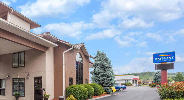 Baymont by Wyndham Pigeon Forge near Island Drive, Забронировать Отель Отели Пиджен-Фордж с бассейном, рядом с Alcatraz East Crime Museum, Бассейн