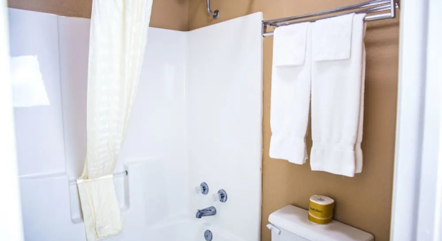 Четырёхместный номер Standard Albany Inn & RV Campground