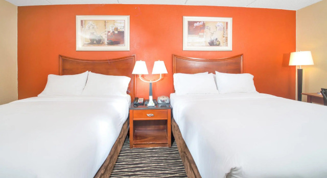 Четырёхместный номер Standard Four Points by Sheraton Fayetteville Fort Bragg