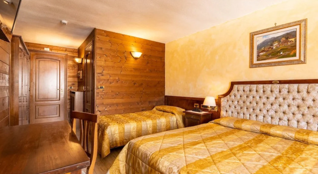 Четырёхместный номер Superior с балконом Hotel Des Alpes