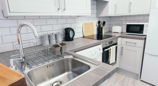 NEW Sleek and Chic 1BD Brighton Flat - Sleeps 3, Забронировать Дом для отпуска Брайтон-энд-Хов 