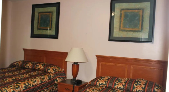 Четырёхместный номер Standard Driftwood Inn