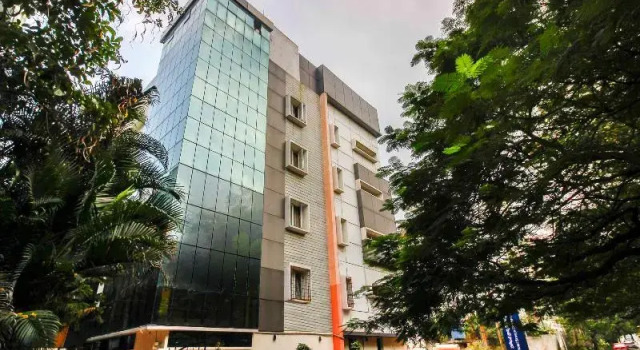 Capital O 68918 Sravya Grand Residency, Rezerwuj Hotel Hotele w Telangana z parkingiem, Parking
