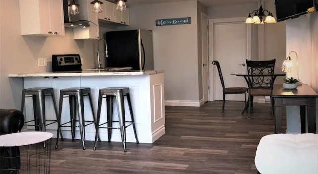 Апартаменты Deluxe Esther's Place-Carleton Place Downtn Apt