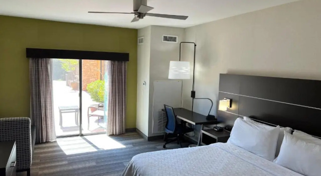 Номер Standard с видом на бассейн Holiday Inn Express & Suites El Dorado Hills by IHG