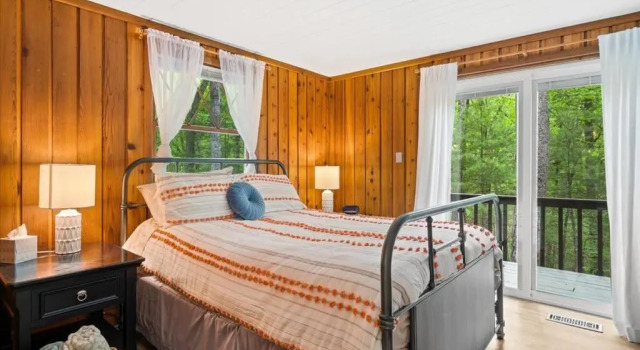 Шале The Gingerbread House: 4 BR chalet, w/ Sunroom/Deck, sleeps 12, modern amenities