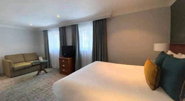 Двухместный семейный номер Executive Crowne Plaza East Midlands Airport by IHG