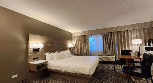 Двухместный номер Standard с балконом Days Inn by Wyndham Penticton Conference Centre