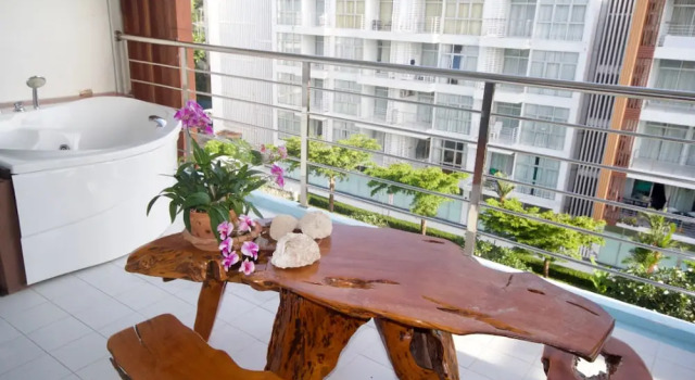 Люкс с балконом и с видом на море At Sea Condo