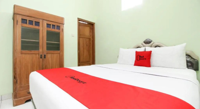 Номер Standard RedDoorz Plus near Taman Sari