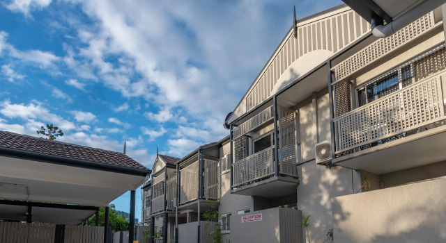 Кровать в общем номере Benson Court Motel