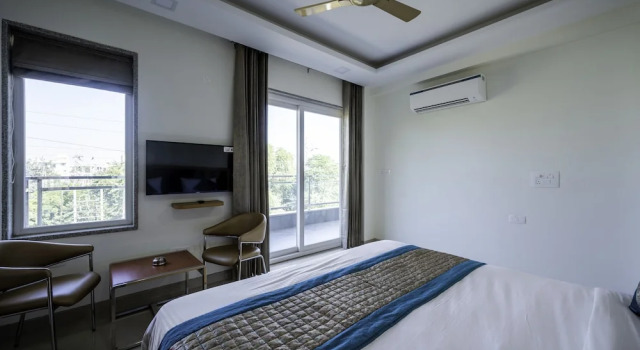 Студия Royal с балконом The Palms Inn I Near Medanta Medicity I Sec-38