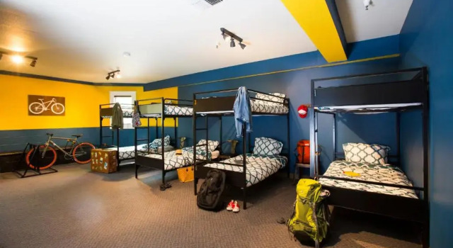 Кровать в общем номере HI Sacramento Hostel