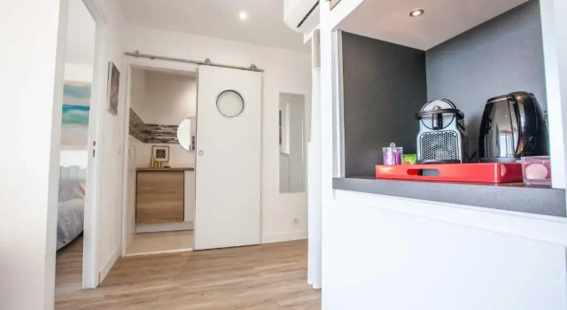 Très beau T2 climatisé refait à neuf, vue mer panoramique exceptionnelle à 120m à pied de la plage