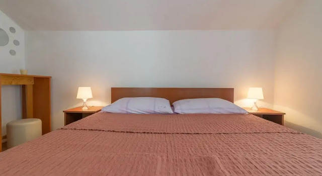 Room in Apartment - Great Location Just a Short Walk From the Beach and Downtown Biograd - 4 Guests!, Забронировать Апартаменты/квартира Отели Биоград-на-Мору с парковкой, рядом с Частный Пляж «Кемп Сенди», Парковка