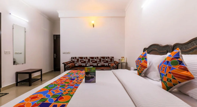 Номер Premium Via Hemkunt Mansion - Nr Noida Sector-15 Metro
