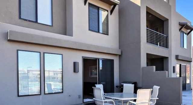 Коттедж с балконом и с видом на бассейн Townhouse at Canyon Tree