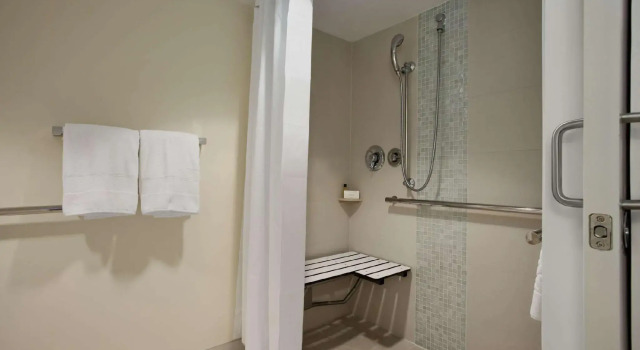 Двухместный номер для гостей с ограниченными возможностями слуха Hilton Miami Airport Blue Lagoon