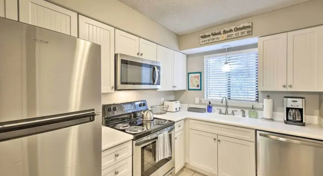 Апартаменты с 2 комнатами с балконом Half-mi to Beach: Hilton Head Condo w/ Lagoon View