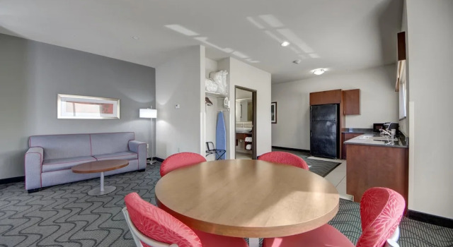 Люкс c 1 комнатой Holiday Inn Express and Suites Oklahoma City North by IHG