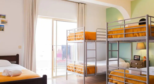 Кровать в общем номере Atlantic Lodge