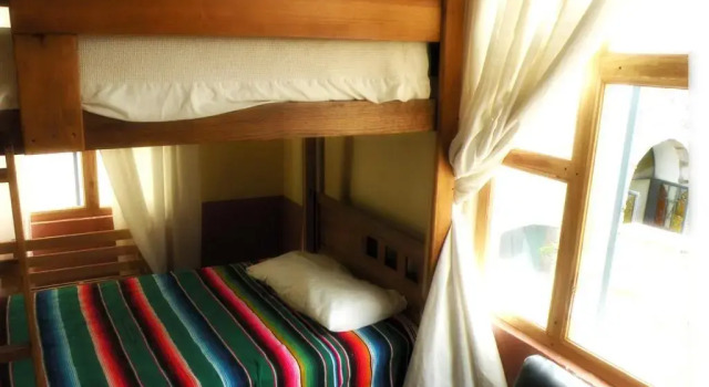 Кровать в общем номере Hostal San Fransiskuni