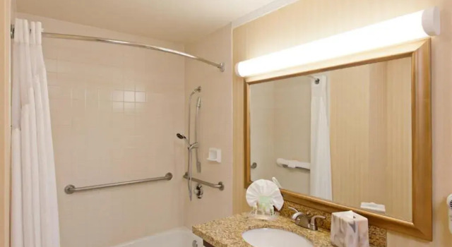 Четырёхместный номер Standard Holiday Inn Long Beach - Airport by IHG
