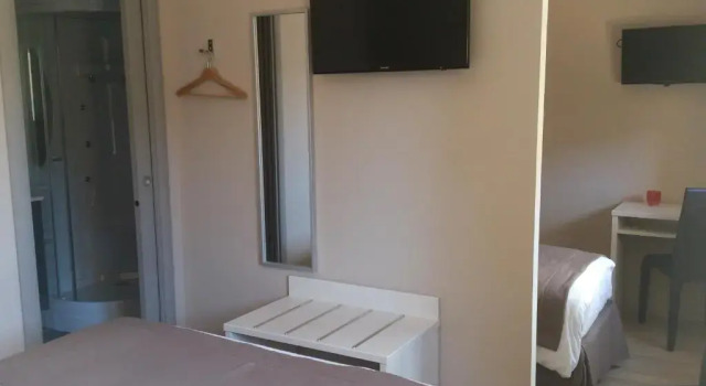 Трёхместный номер Standard Hôtel Les Petits Oreillers