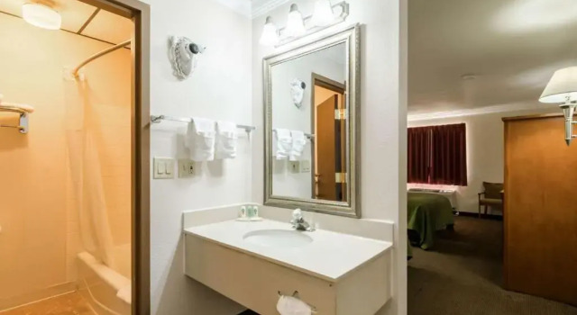Четырёхместный номер Standard с видом на внутренний двор Wyndham Garden Salina Conference Center