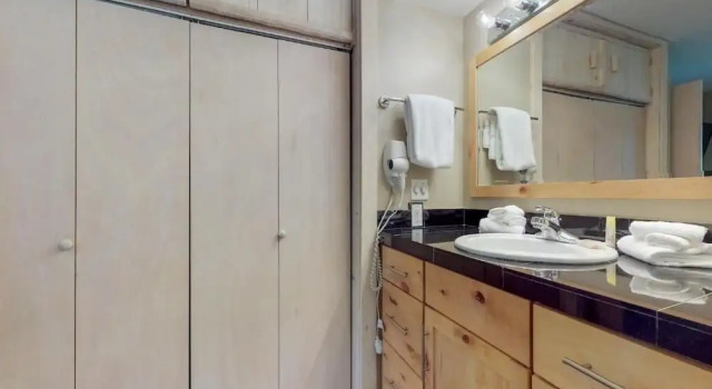 Номер Standard с 2 комнатами B104 Snowdance Condos 2 Bedroom Condo by RedAwning