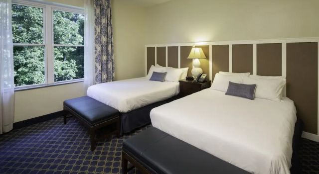 Номер Standard с видом на озеро Lambuth Inn