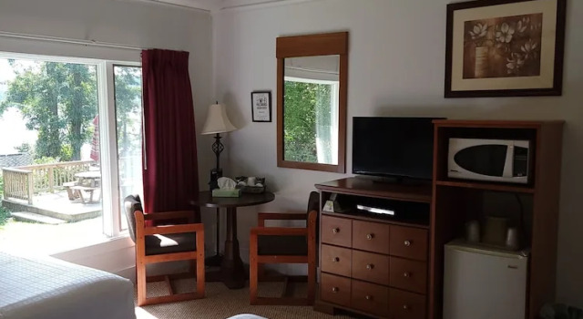 Четырёхместный номер Standard с видом на озеро Hickory Grove Motor Inn - Cooperstown