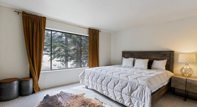 Luxurious 2 Bedroom Base Camp Condo - Steps from Kirkwood Village 2 Condo by RedAwning, Забронировать База отдыха Кирквуд штат Калифорния, рядом с The Wall