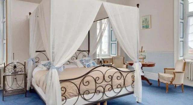 Hôtel de France, Book Hotel Hoteller i Montmarault med parkering, Parkering