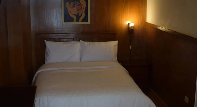 Camera Standard Hotel Ambassador
