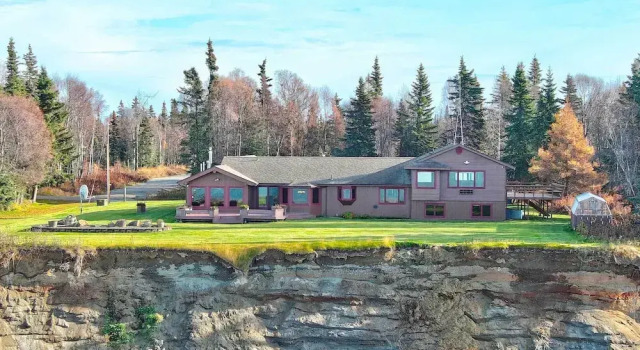 Коттедж Kenai Vacation Rental w/ Volcano Views & Decks!