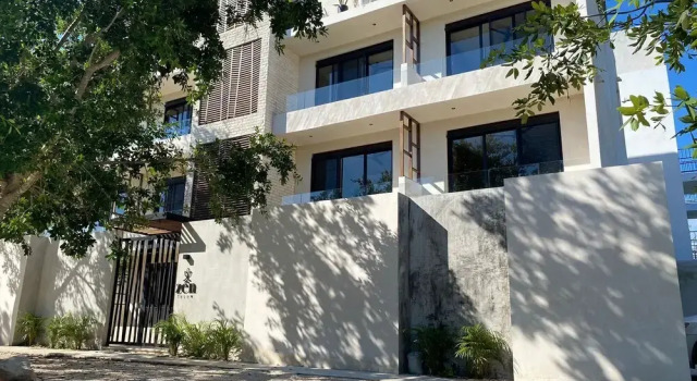 Deluxe Studio Direct Exit to the Pool