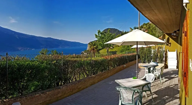 Апартаменты Bellavista lago Apartment patio and view by Gardadomusmea
