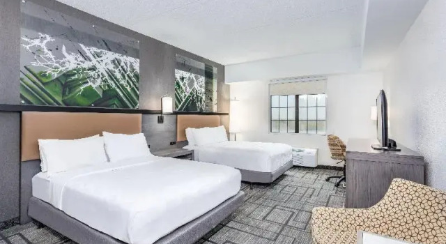 Четырёхместный номер Standard с балконом Holiday Inn Lafayette-City Centre by IHG