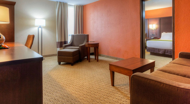 Comfort Inn & Suites Evansville Airport, Забронировать Отель Эвансвилл Индиана