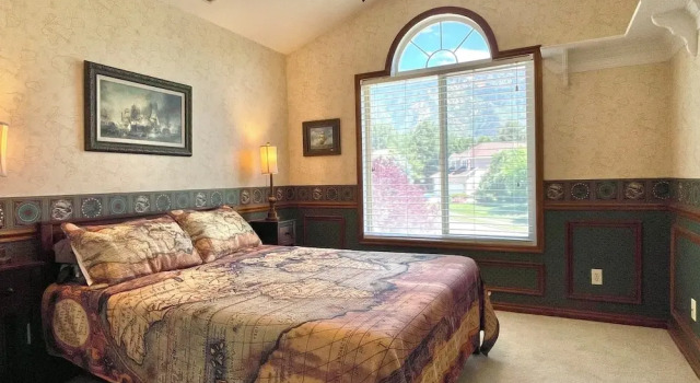 8-Bedroom Home at the Foot of Mountains, Book Feriehus Sommerhuse i Salt Lake County, Hytte