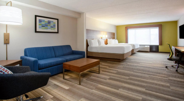 Четырёхместный номер Standard Holiday Inn Express Hotel & Suites Fort Wayne by IHG