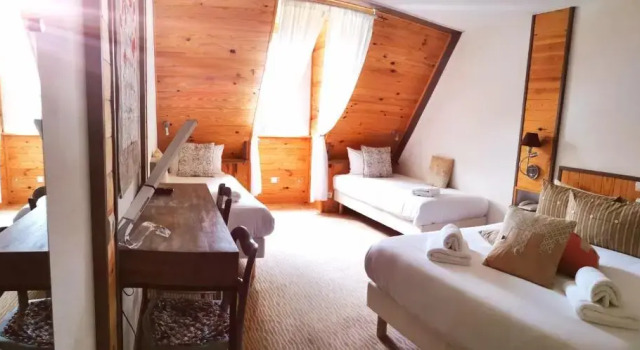 Четырёхместный номер Comfort с красивым видом из окна Hôtel Bien-Être Aux Cyprès de Marquay-Calme et élégance-Laissez-vous porter par une ambiance chaleureuse où chaque instant compte-Découvrez un havre de paix où nature et confort se marient pour vous offrir une expérience unique- Réservez dès aujourdhui