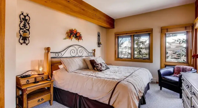 Unique & Modern 3 Br/2ba - Ski-in/ski-out 3 Bedroom Condo - No Cleaning Fee! by RedAwning