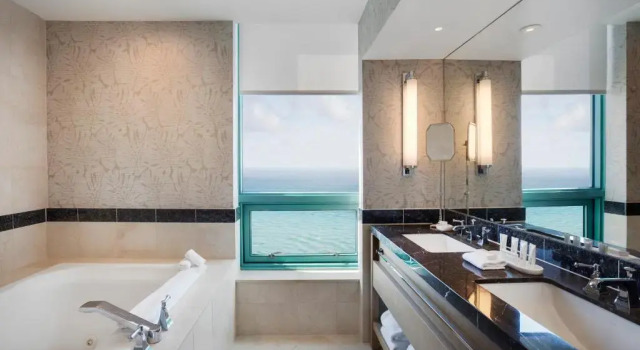 Двухместный номер Presidential с балконом и Intracoastal View Signia by Hilton Diplomat Beach Resort