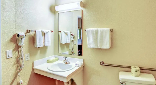 Четырёхместный номер Standard Motel 6-Huntsville, ON