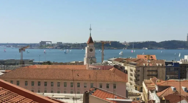 Апартаменты Breathtaking River-City View Two Private Terraces 3 Bedrooms and 3 Bathrooms 17th Century Building Central Bica Chiado District