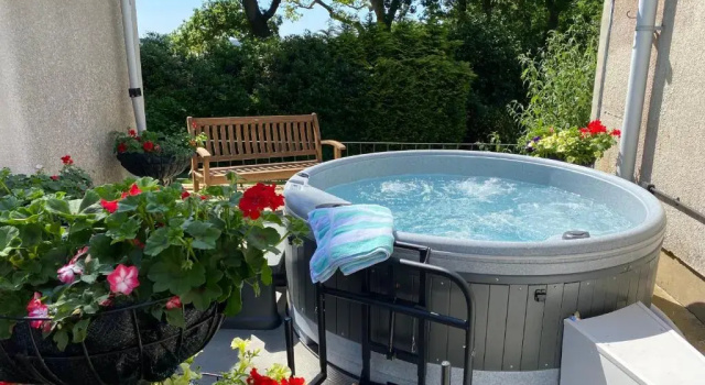 Коттедж Birchcroft-hideaway - sleeps 8 with Hot Tub