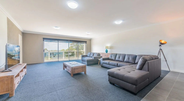 Thompson Avenue Apartments - 3, Book Apartment Cowes 